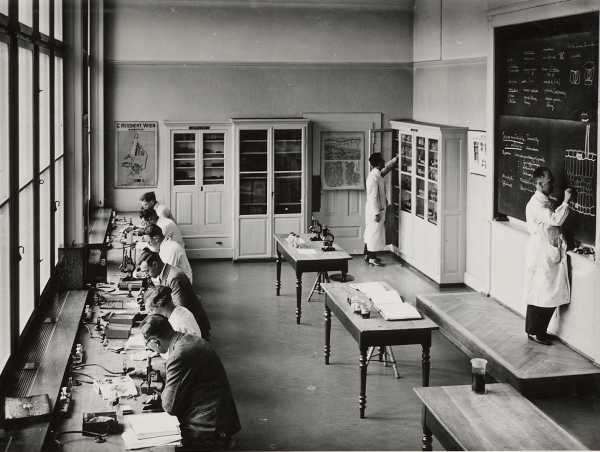 Forschung in der vordigitalen ?ra: Der Mikroskopiersaal im Naturwissenschaftlichen Geb?ude der ETH Zrich in den 1930er-Jahren. (Bild: ETH-Bibliothek)