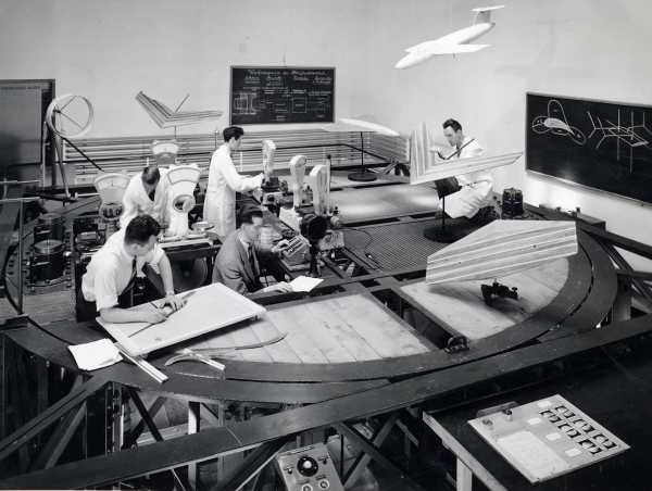 Lehre vor der Digitalisierung: 1955 konstruieren Studierende Flugzeuge im Messraum des Instituts fr Aerodynamik. (Bild: ETH-Bibliothek)