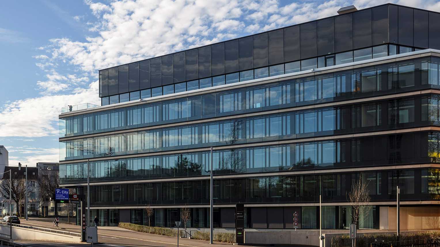 Das Foto zeigt das Gebäude BSS in Basel.