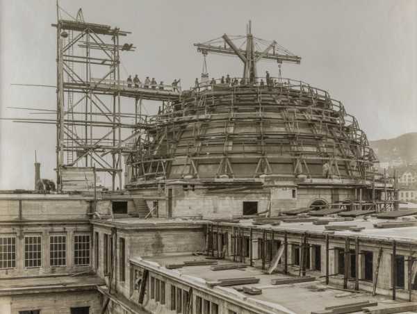 ca. 1918: Die ETH baut eine Kuppel auf ihr Hauptgb?ude. Arbeiter posieren neben dem Drehkran. (Bild: ETH-Bibliothek Zrich, Bildarchiv)