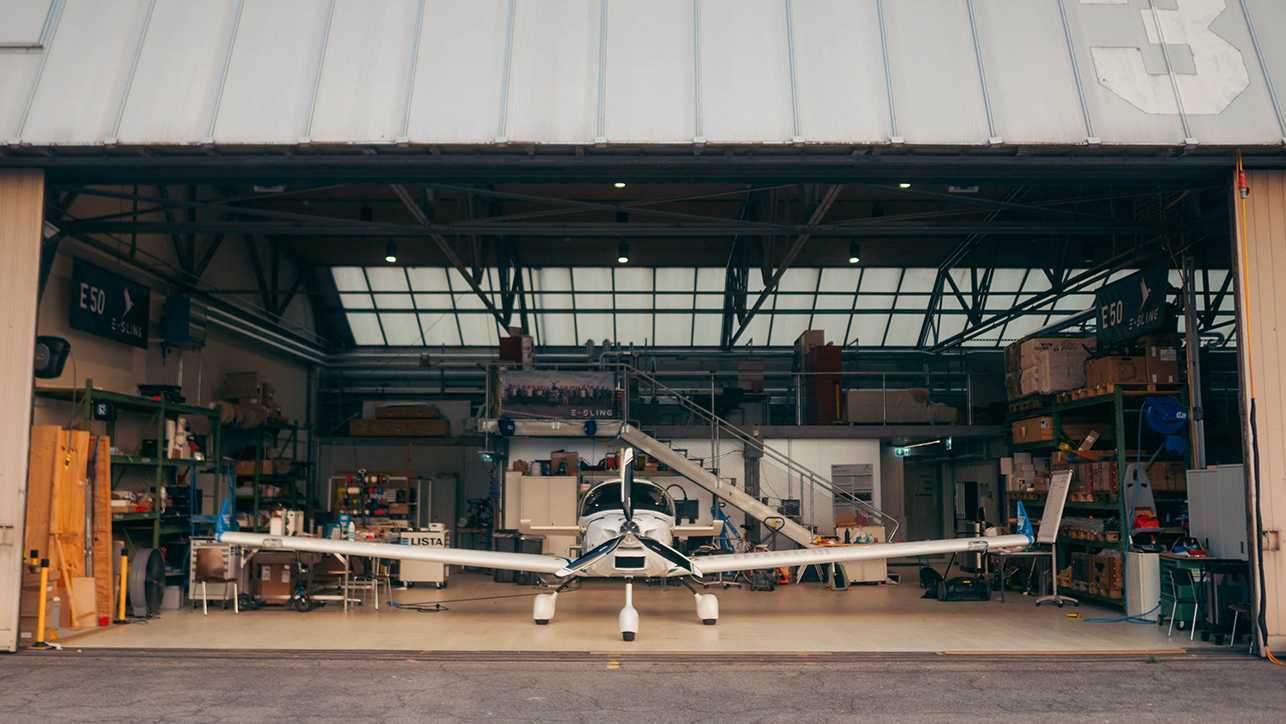 Offenes ETH Hangar mit Flugzeug im Schweizer Innovationspark Zürich auf dem Flugplatz Dübendorf