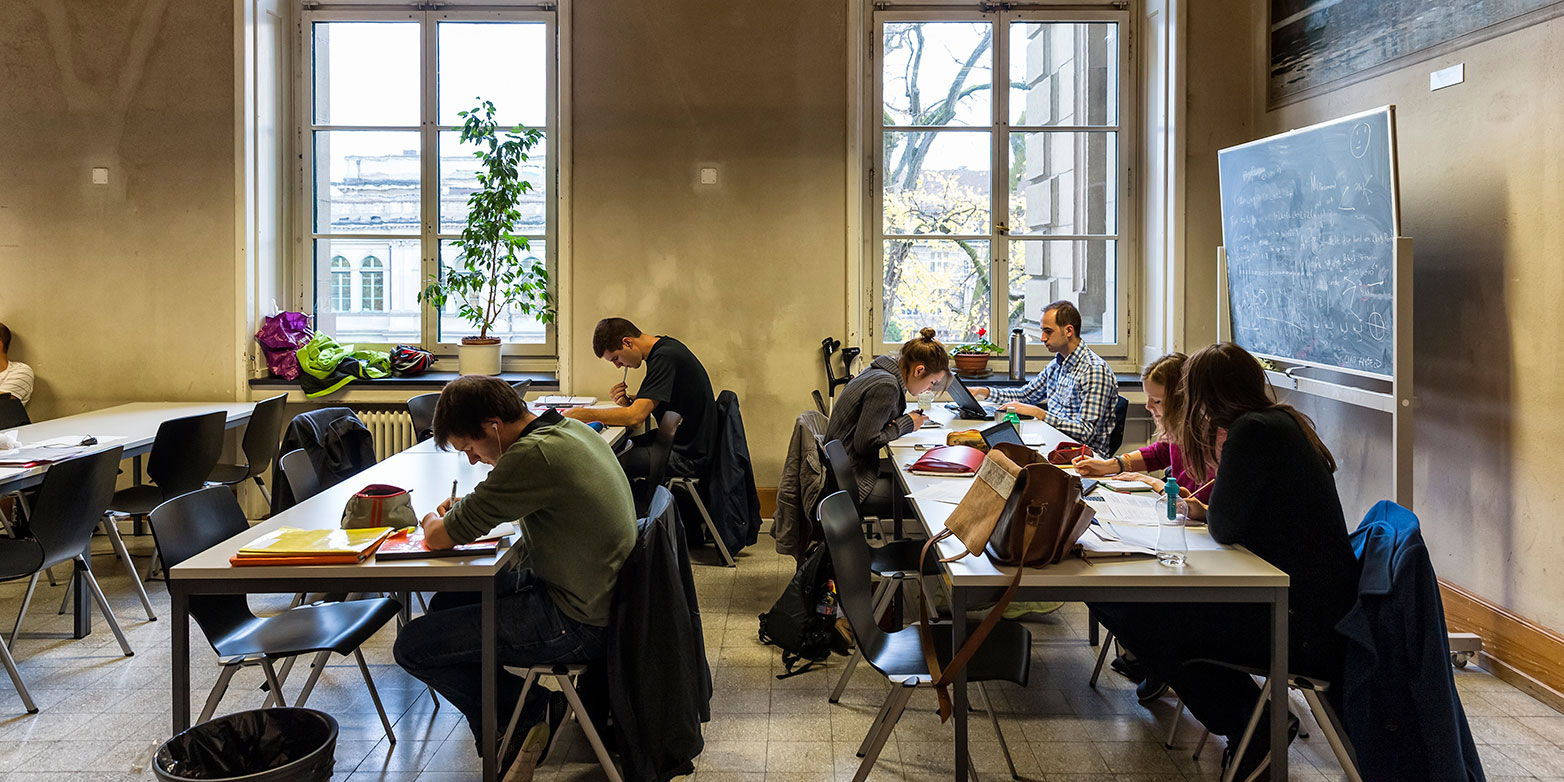 Die ETH Zürich bietet Studierenden wie hier im Hauptgebäude Arbeitsplätze zum Lernen an. (Bild. ALessandro Della Bella)