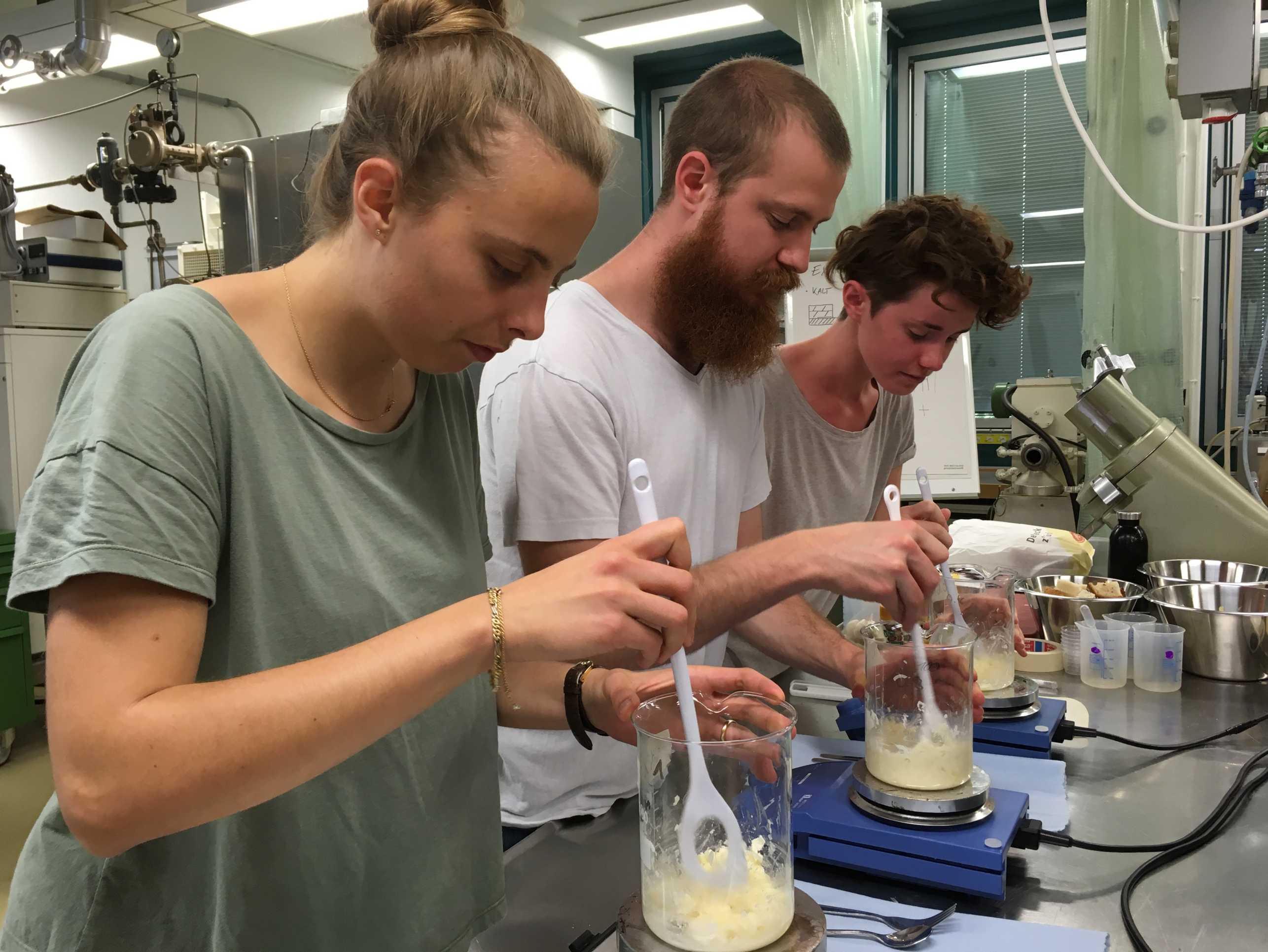 Vergr?sserte Ansicht: Studierende bei Laborversuchen zum Testen des während der Projektarbeit entwickelten Produktes Foto: Julia Merkel