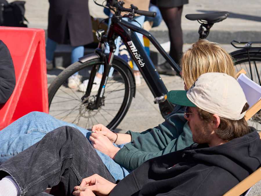 Vergr?sserte Ansicht: Besucher entspannen sich auf dem ETH Showcase Bikesharing Hoenggerberg
