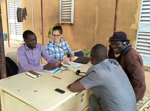 Umfragevorbereitungen mit Feldmitarbeitern in Burkina Faso.