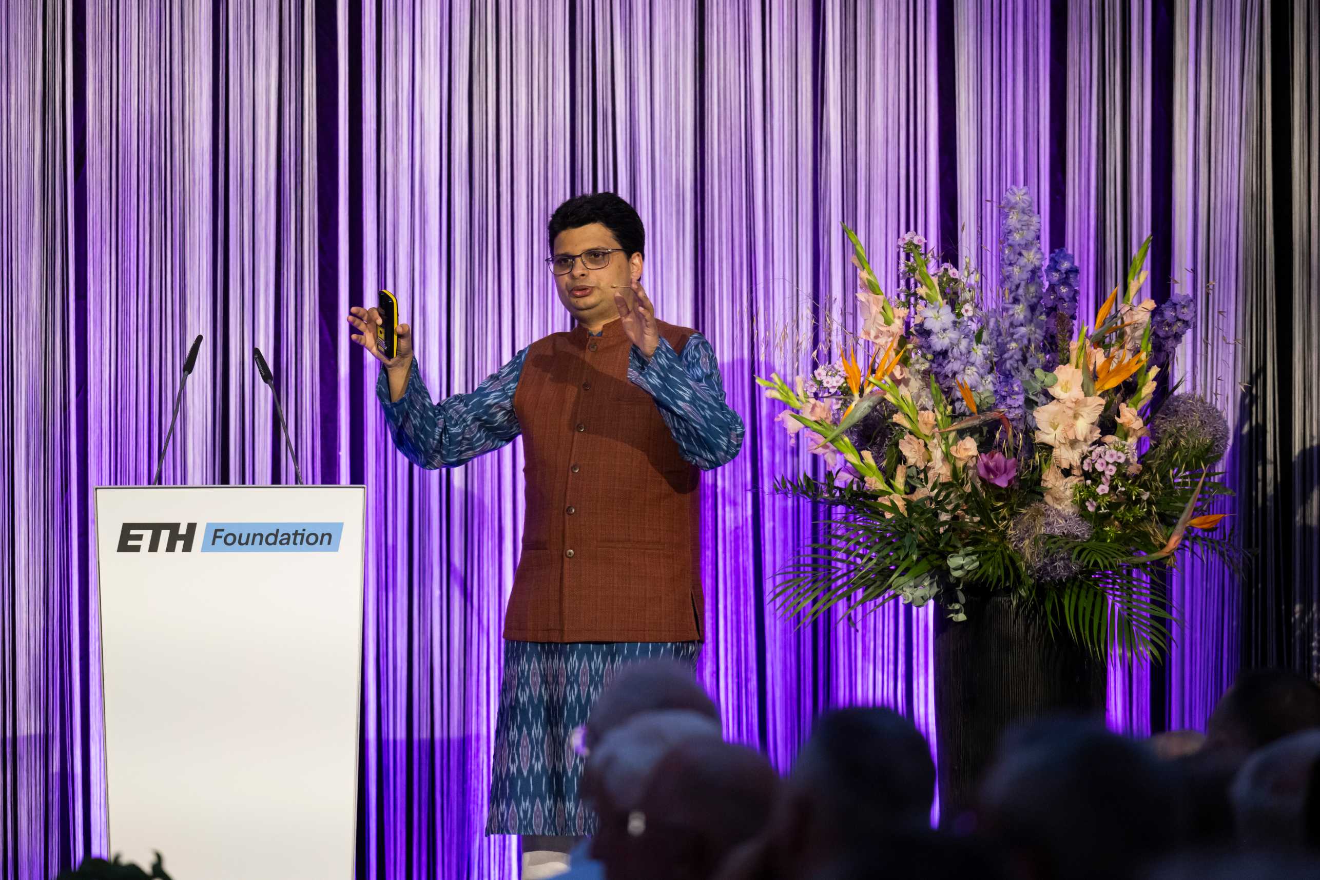 Siddhartha Mishra auf der Bühne während seiner Rede beim Rössler-Preis