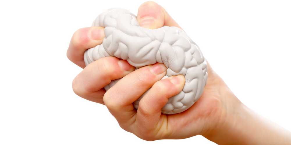 Vergr?sserte Ansicht: Symbolbild: Hand presst Gummi-Gehirn zusammen