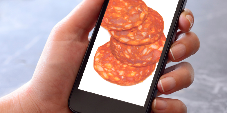 Vergr?sserte Ansicht: Chorizo-Scheiben auf Smartphone-Screen