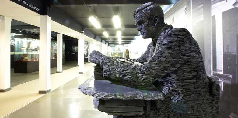 Vergr?sserte Ansicht: Turing-Statue in Bletchley Park: Alan Turing war einer der aussergewöhnlichsten Forscher des 20. Jahrhunderts. (Bild: Shaun Armstrong/mubsta)
