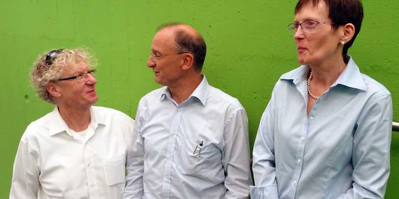 Vergr?sserte Ansicht: Giovanni Sommaruga, Leiter des Turing Centre Zurich (in der Mitte), und seine Co-Leiter aus Neuseeland, Diane Proudfoot und Jack Copeland. (Bild: ETH Zurich / Florian Meyer) 