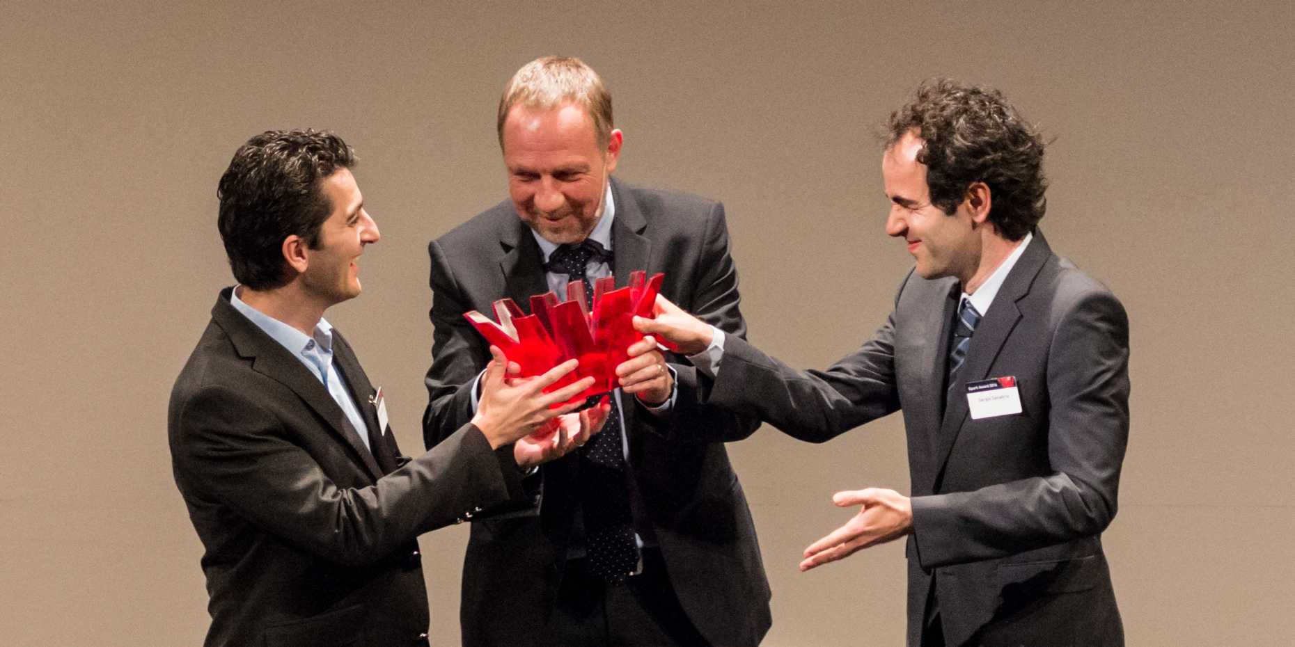 Vergr?sserte Ansicht: ETH-Vizepräsident Detlef Günther (Mitte) mit den Gewinnern des Spark Awards 2016, Orçun Göksel (links) und Sergio Sanabria (rechts). (Bild: ETH Zürich / Oliver Bartenschlager)