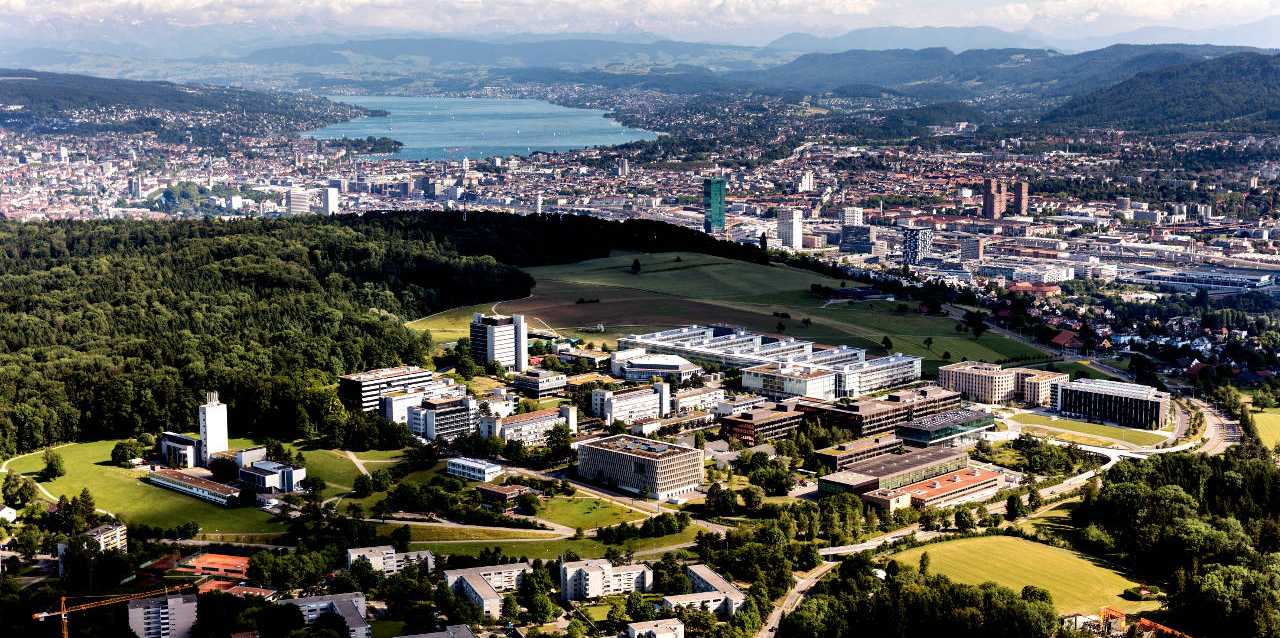 Der ETH-Rat möchte die Gebühren für das Studium an der ETH Zürich - im Bild der 365ֱ_365Ͷע-Ͷ Hönggerberg - anheben. (Bild: ETH Zürich / Alessandro Della Bella)