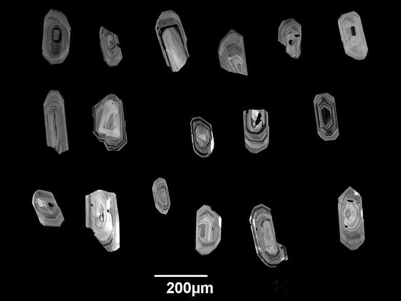 Vergr?sserte Ansicht: Zirkonkristalle unter dem Mikroskop: Diese Mineralien speichern die Temperatur in einer Magmakammer über sehr lange Zeit. (Bild: Dawid Szymanowski / ETH Zürich)