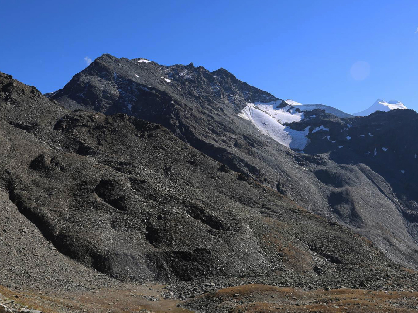 Vergr?sserte Ansicht: Der Blockgletscher (linke Bildhälfte) am Fusse des Furggwanghorns (3161 m, nicht im Bild) im Wallis verändert seine Oberfläche rasant und kriecht immer rascher talwärts.