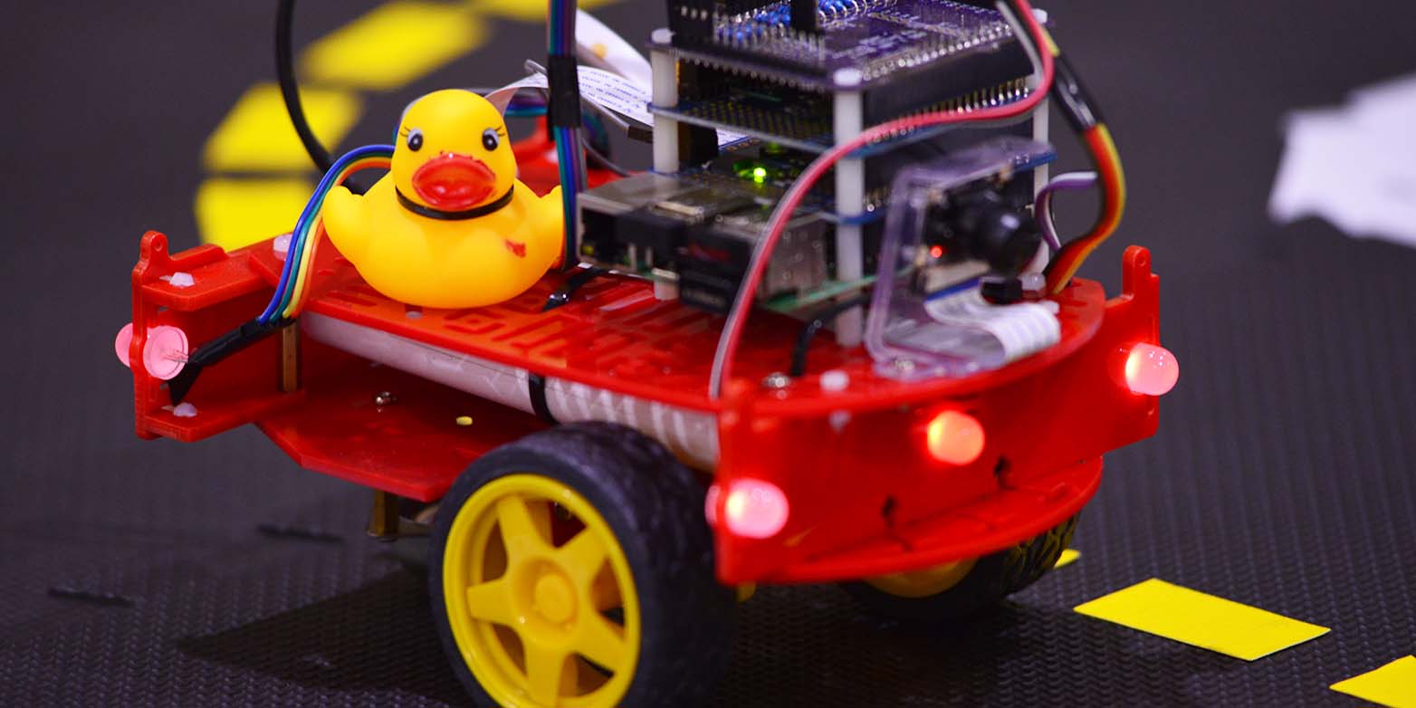 Vergr?sserte Ansicht: Die Ente ist nur das Maskottchen: Im Projekt Duckietown brachten Studierende den Robotern autonomes Fahren bei. (Alle Bilder: ETH Zürich / Peter Rüegg)