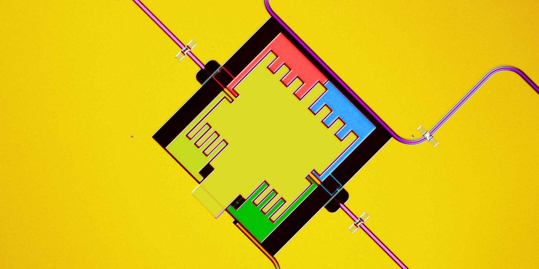 Vergr?sserte Ansicht: Bild einer Schaltung mit drei Qubits, mit der die Umwandlung von Licht simuliert werden kann. Die drei Qubits (in rot, blau und grün) sammeln die Mikrowellenstrahlung aus dem violetten Hohlleiter. Dank dem Rauschsignal, das über die rosa Zuflusslinien eingebracht wird, wird die Energie zum Ausgangsresonator transportiert. (Bild: ETH Zurich, Quantum Device Lab, A. Potočnik)