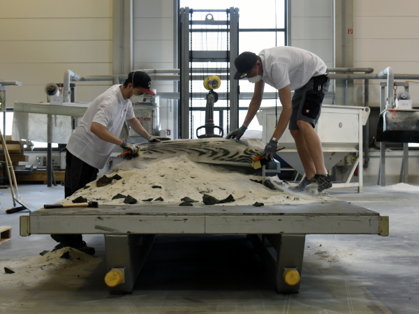 Nachbearbeitung der 3D-gedruckten Schalungselemente. Lose Sandpartikel werden aus dem Druckbett entfernt. (Bild: ETH Zrich / Tom Mundy)