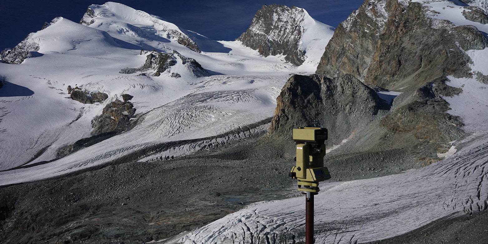 Vergr?sserte Ansicht: Gletscherbeobachtung im Bann von mehreren Walliser Viertausendern. (Bild: GLAMOS)