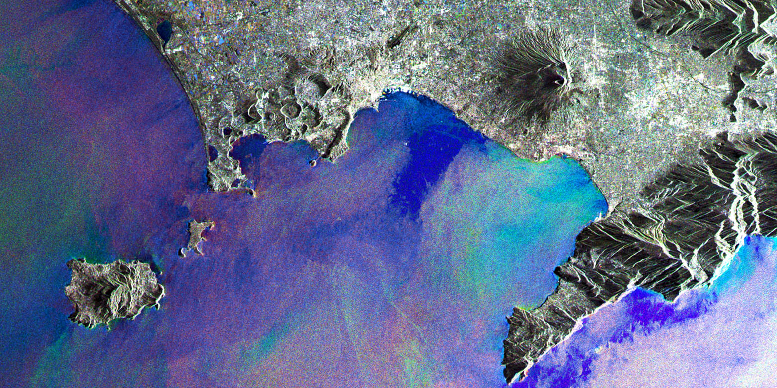 Vergr?sserte Ansicht: Die Bucht von Neapel mit der Insel Ischia (links) und den vernarbt wirkenden Phlegräischen Feldern. Am Fuss des Vesuvs (Bildmitte oben) liegt Neapel. (Bild: ESA)