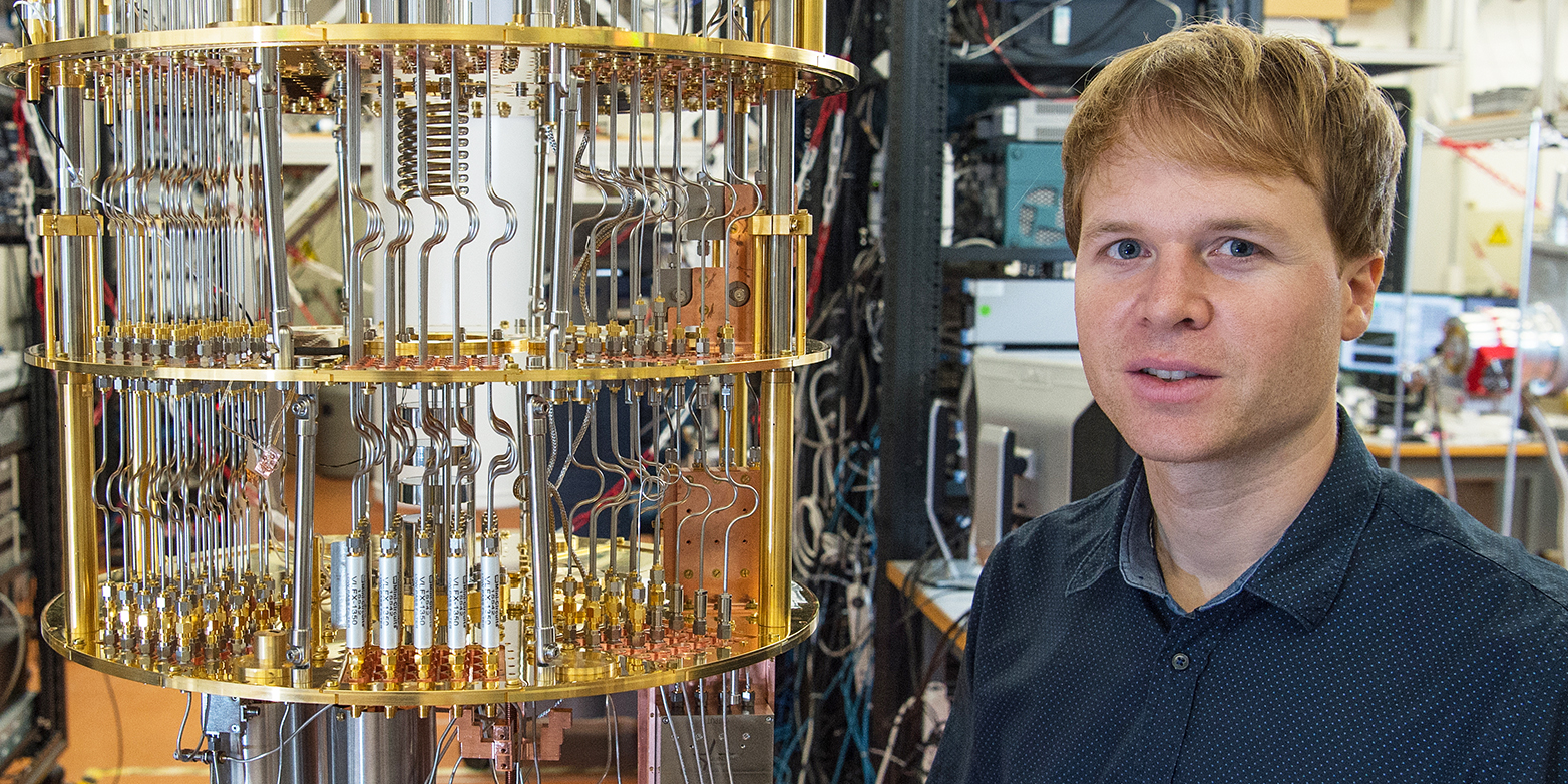 Mit dieser hochkomplexen Apparatur untersucht Sebastian Krinner, wie sich die Fehlerrate von Quantencomputern reduzieren lässt. (Bild: ETH Zürich / D-PHYS / Heidi Hostettler)