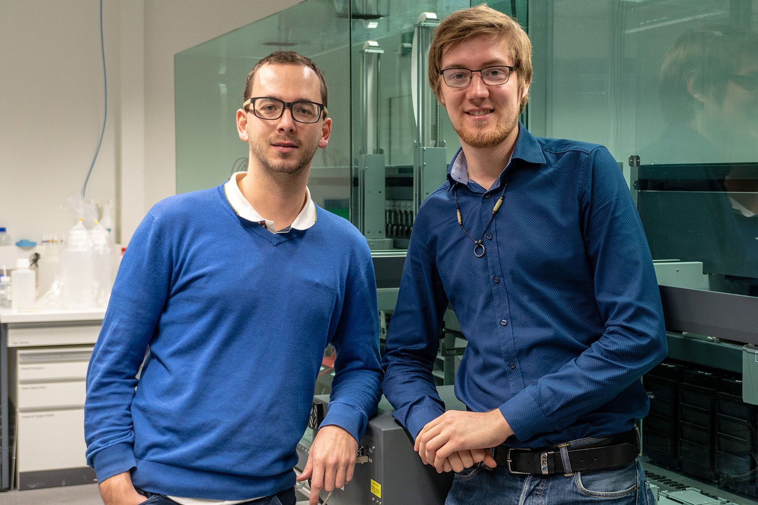 Oskari Vinko (r.) und Maximilian Schulz (l.) wollen mit ihrem Unternehmen die Laborautomation vorantreiben. (Bild: Andrea Schmits/ETH Zürich)