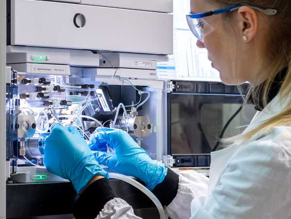 Die Doktorandin Teresa Demuth erforscht im Labor fr Lebensmittel-Biochemie bioaktive Phytochemikalien in verschiedenen Nahrungsquellen. (Bild: ETH Zrich/ Rainer Spitzenberger)