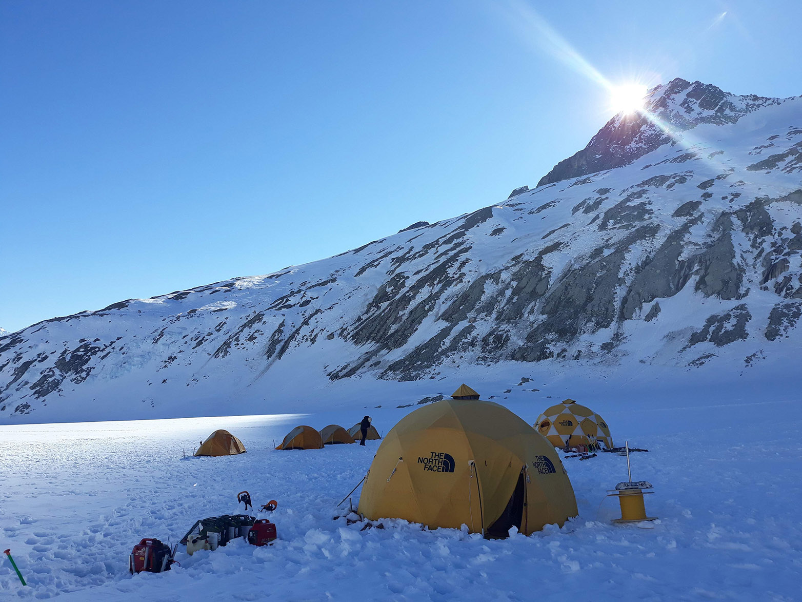 Vergr?sserte Ansicht: Um ihre neue Methode zu testen, bewohnten die Forschenden mehrere Tage ein Basislager auf dem Gletscher.