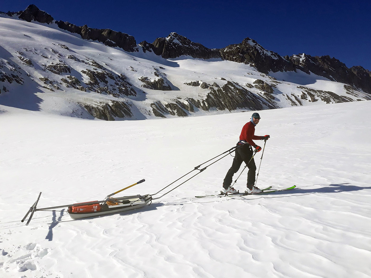 Vergr?sserte Ansicht: Am einfachsten ging es auf Skiern: Ein Forscher transportiert Material und Werkzeuge.