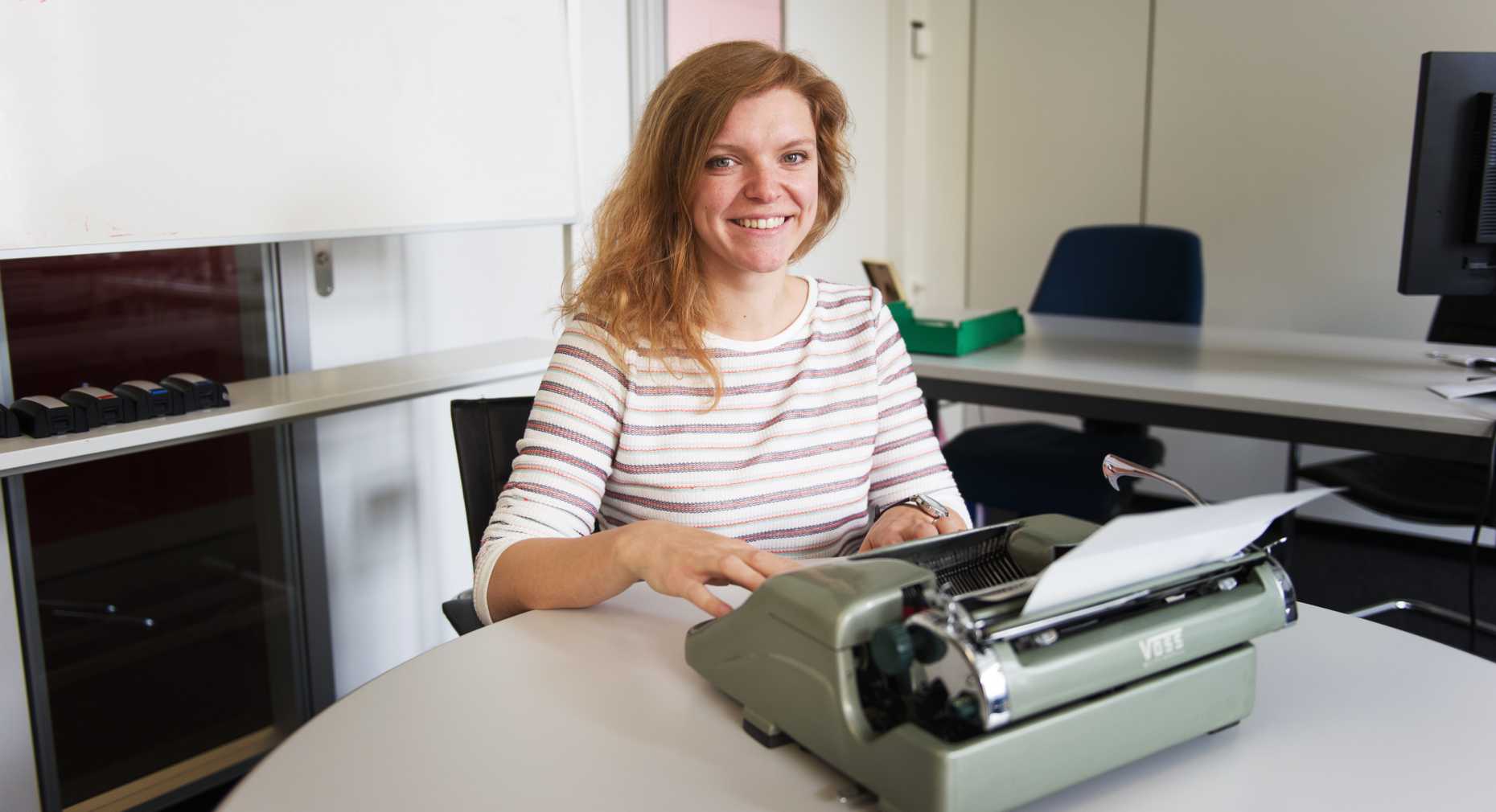 Die Informatikerin Anna Maria Feit hat in ihrem Büro eine Schreibmaschine, ihre kleine Tochter zu Hause eine Tastatur. (Bild: Florian Bachmann / ETH Zürich)