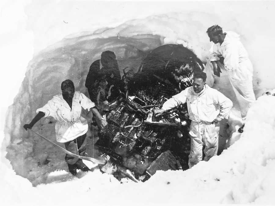 Im Frhjahr 1947 war die Dakota bereits tief im Schnee vergraben. In einer aufw?ndigen Aktion wurden Teile des Flugzeugs geborgen. (Bild: Alpines Museum der Schweiz)
