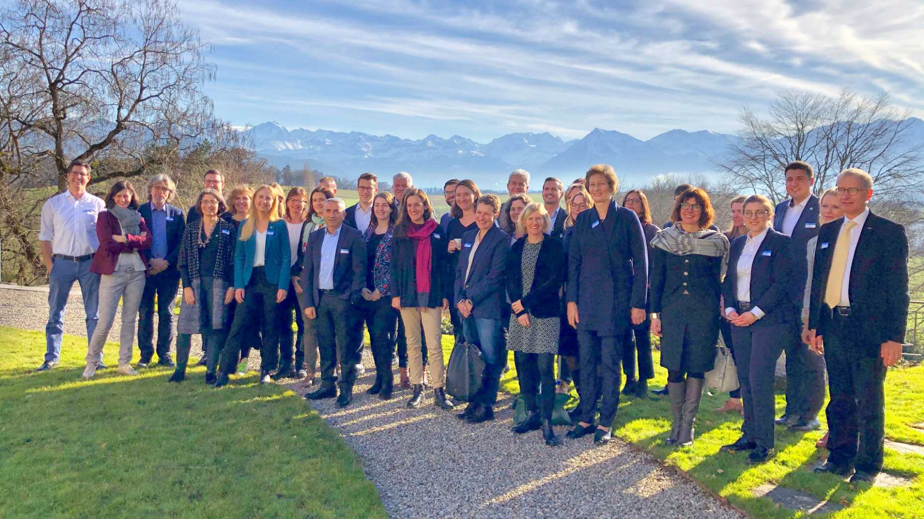 Gruppenbild vor Bergkulisse: Neugewählte Parlamentarierinnen und Parlamentarier besuchen den ETH-Einführungsanlass (Bild: ETH Zürich)