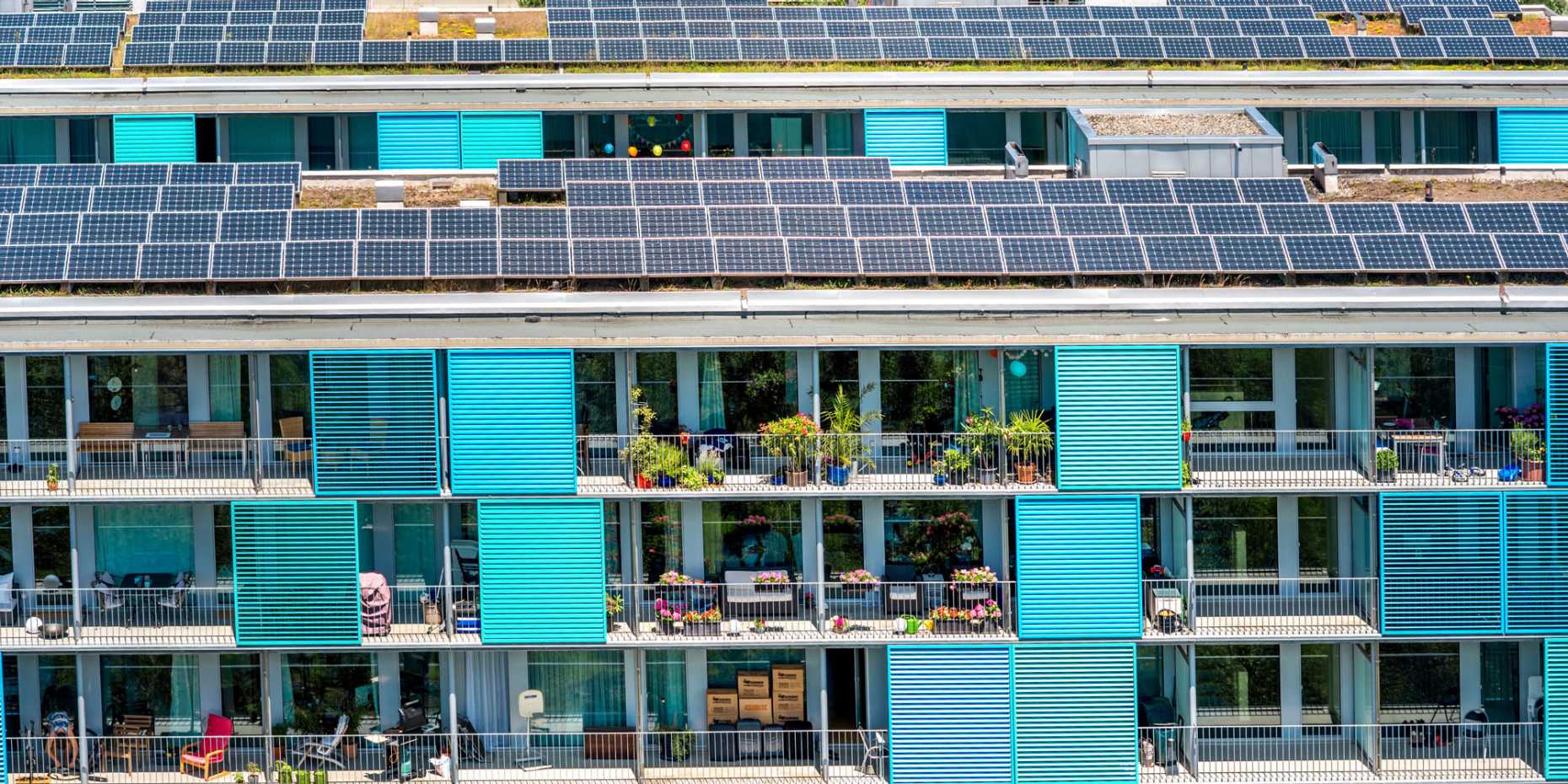 Wohngebäude mit Solarpaneelen