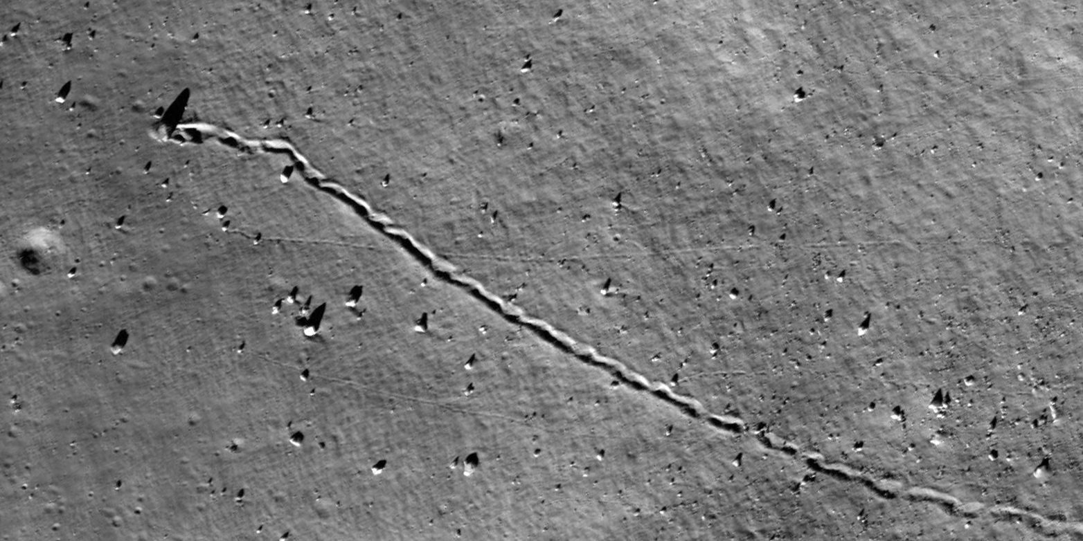 Vergr?sserte Ansicht: Auf dem Mond ereignen sich Felsstürze, und die herabfallenden Gesteinsbrocken hinterlassen deutliche Spuren. (Bild: NASA/GSFC/ASU)