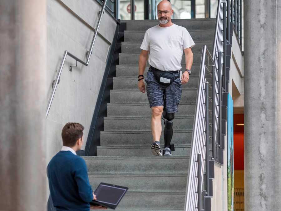 Vergr?sserte Ansicht: Treppenlaufen mit Beinprothese