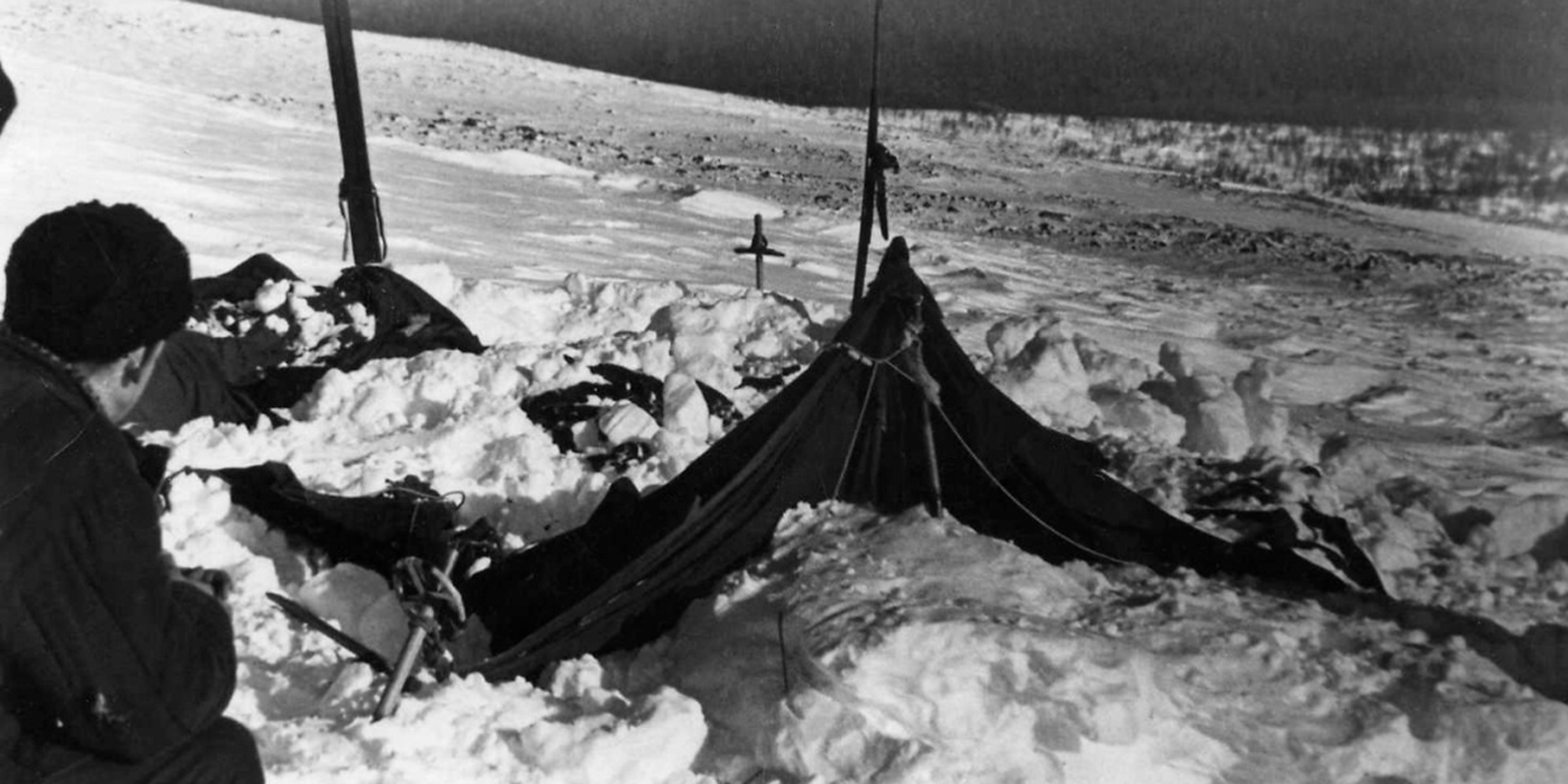 Zerrissenes Zelt in einem Schneefeld