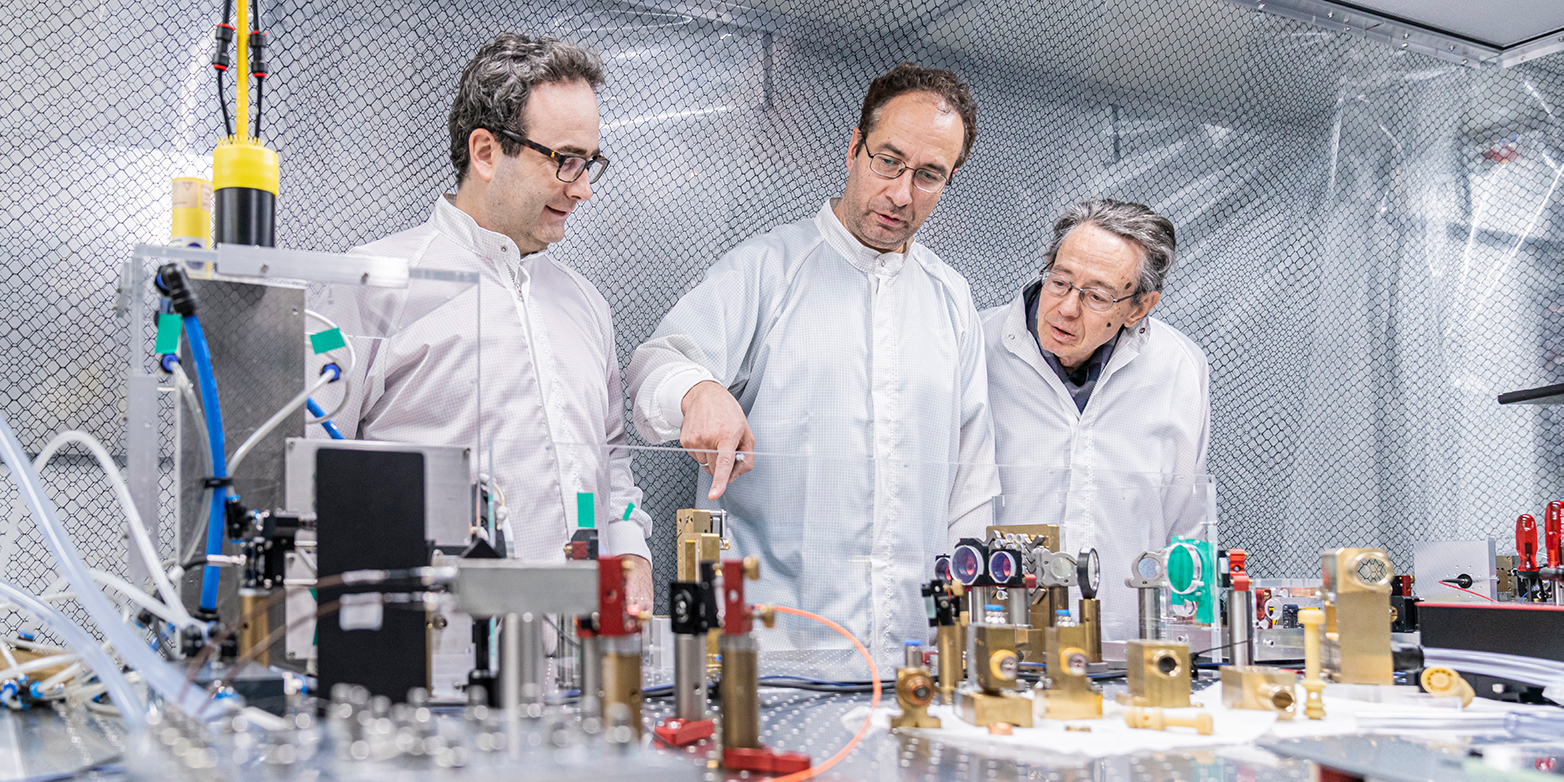Aldo Antognini, Karsten Schuhmann und Franz Kottmann im PSI Labor