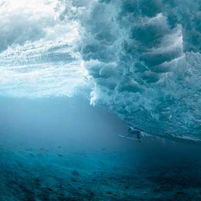 Unterwasseraufnahme von Welle mit Meeresboden