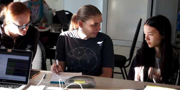 EGOI-Organisatorin Stefanie Zbinden mit Teilnehmerinnen des Girls Camp der Schweizer Informatik-Olympiade