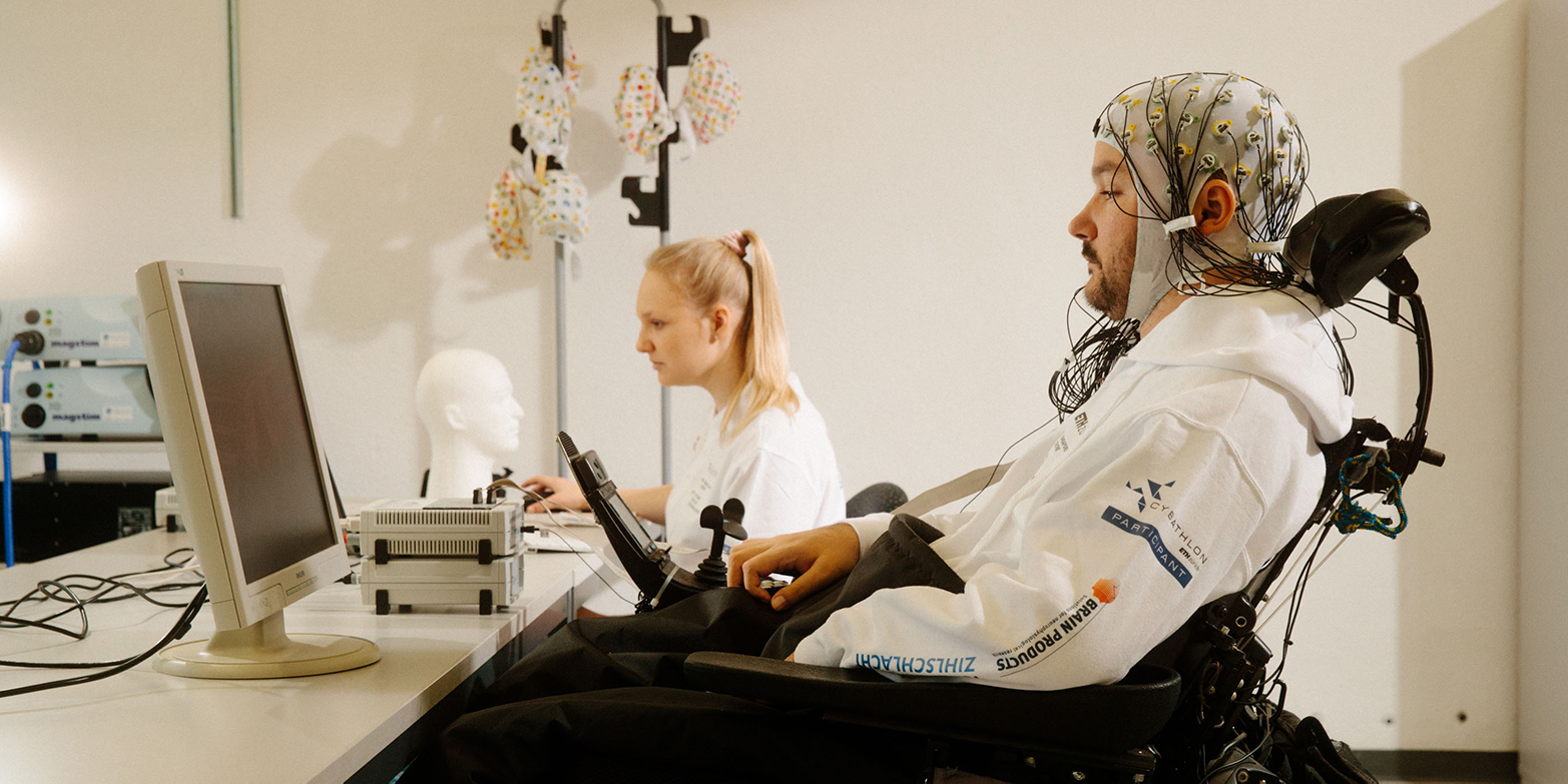 Samuel Kunz vor einem Computer mit EEG