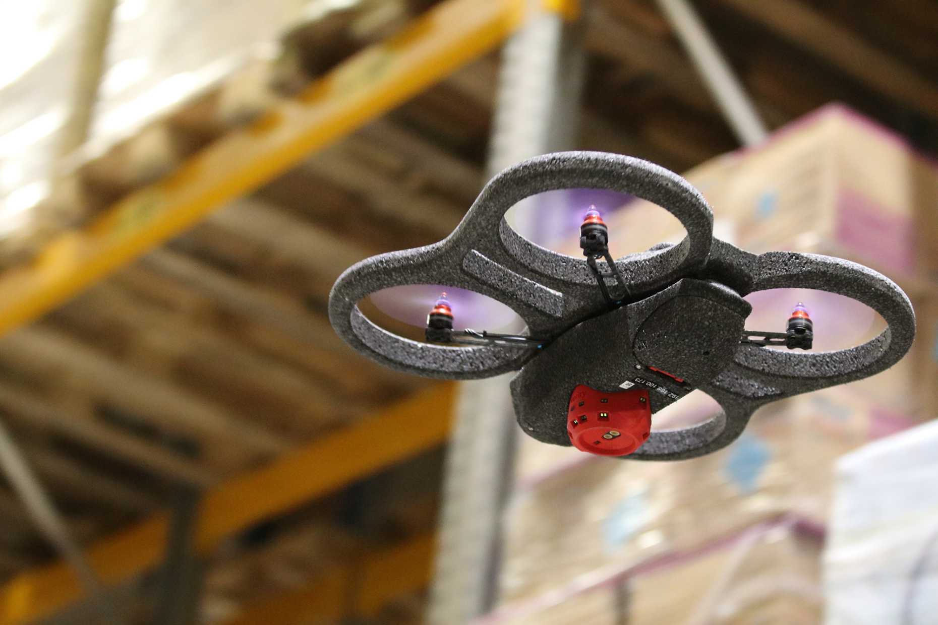 Verity-Drohne in einem Warenlager