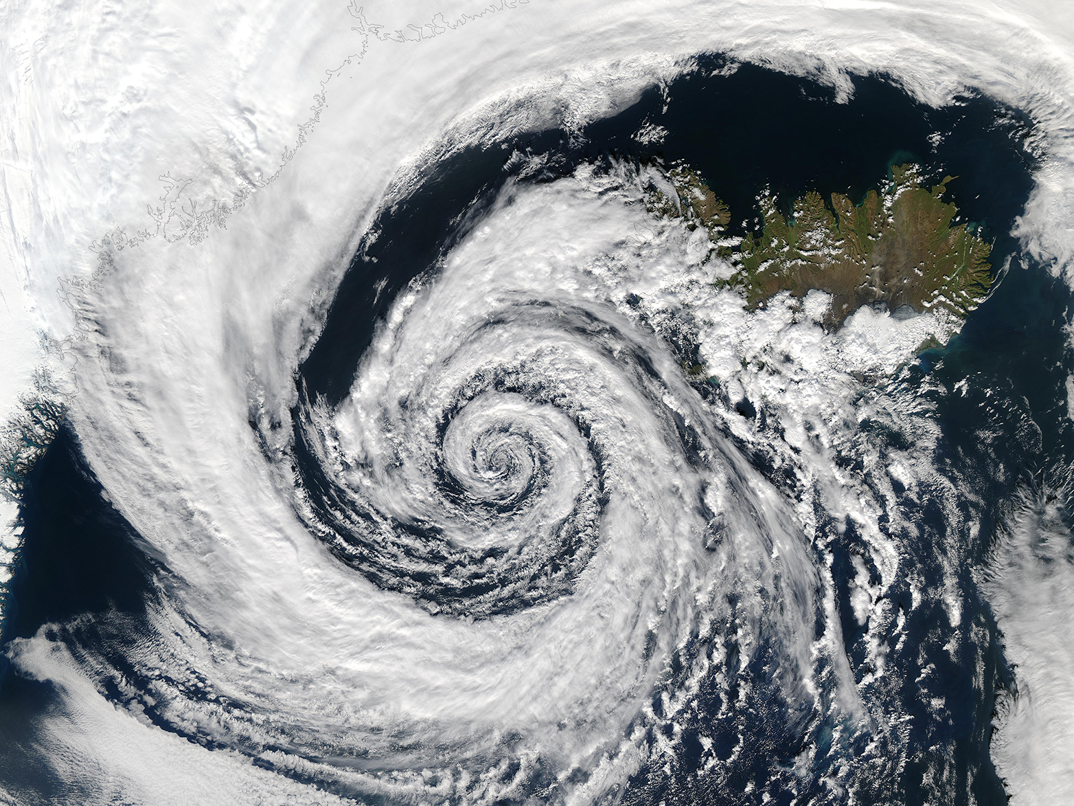 Stehen im Fokus künftiger Klimamodelle: Stürme und Wolken. Denn sie beeinflussen sowohl das Wetter als auch das Klima. Im Bild: Sturmtief über Island. (Bild: Visible earth / NASA.GOV) &nbsp;
