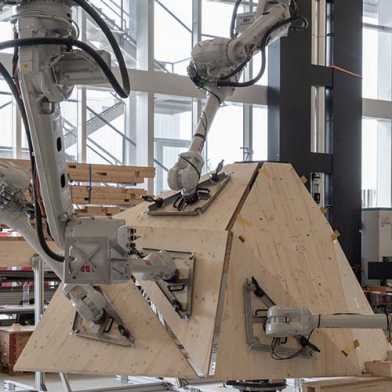 Vier hängende Roboterarme mit Holzplatten