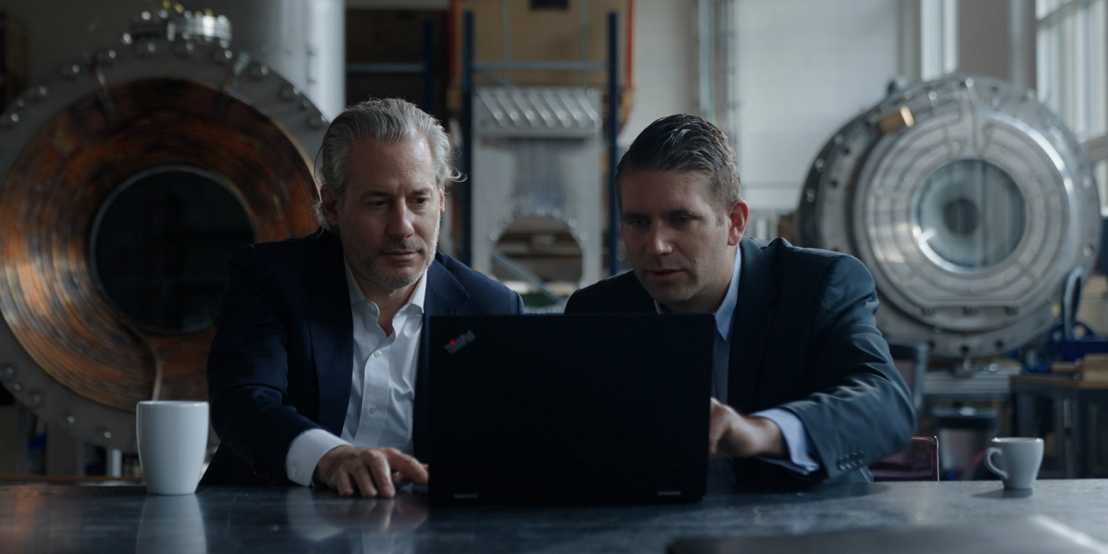 Die Synhelion-Gründer Philipp Furler und Gianluca Ambrosetti gemeinsam vor dem Laptop.