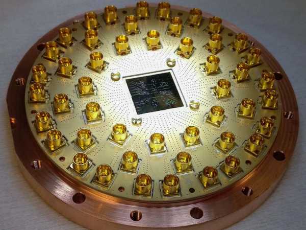 Der Quantencomputer-Chip, auf einer Leiterplatte montiert.
