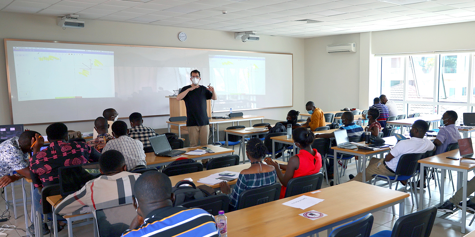 Ein Klassenzimmer mit Dozent und Schüler:innen an der Ashesi-Universität