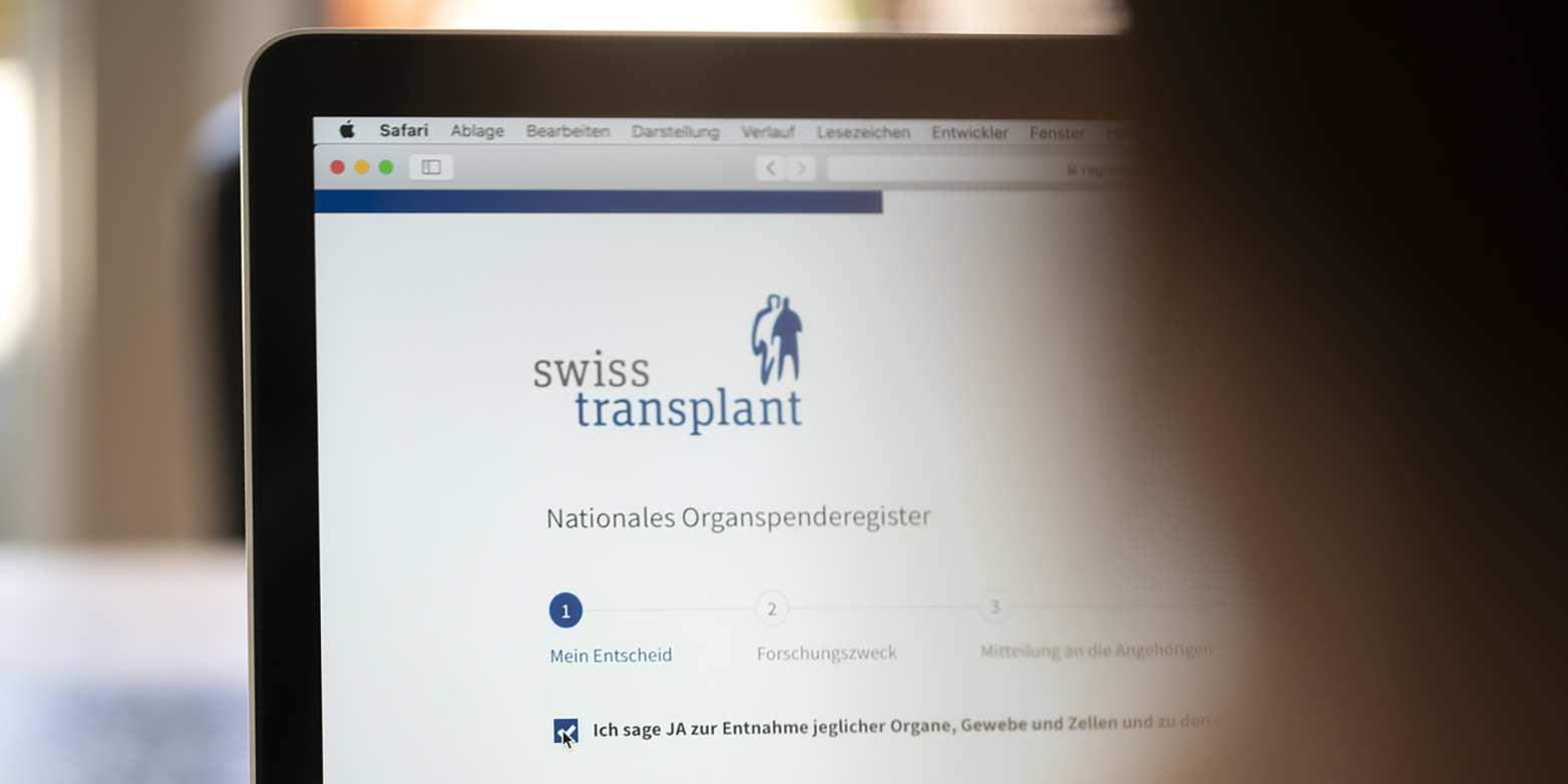 Webseite des nationalen Organspenderegister wird von einer Person gelesen. 