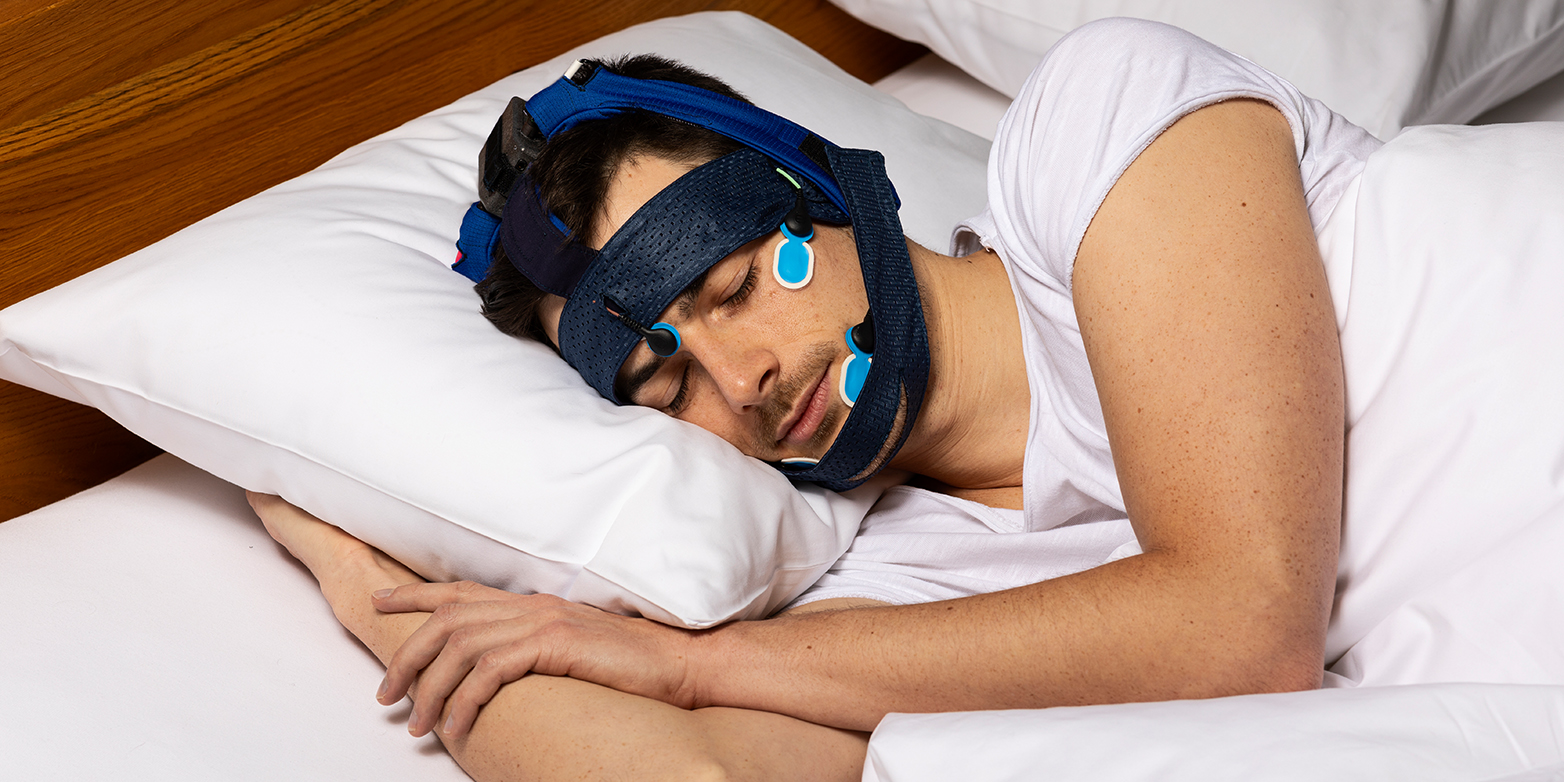Schlafende Person die ein von SleepLoop entwickeltes System trägt.