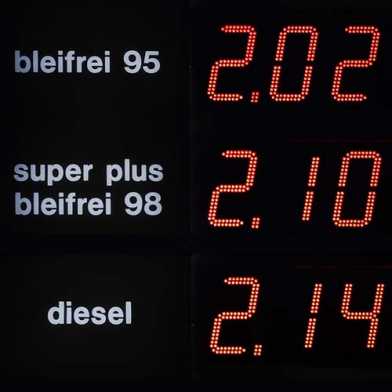 Eine schwarze Anzeige mit roten Ziffern für hohe Benzinpreise