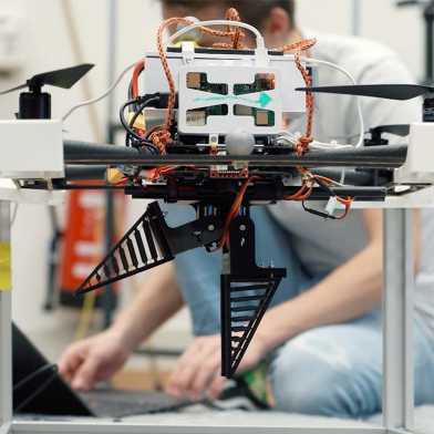 Studierende arbeiten an einer Drohne