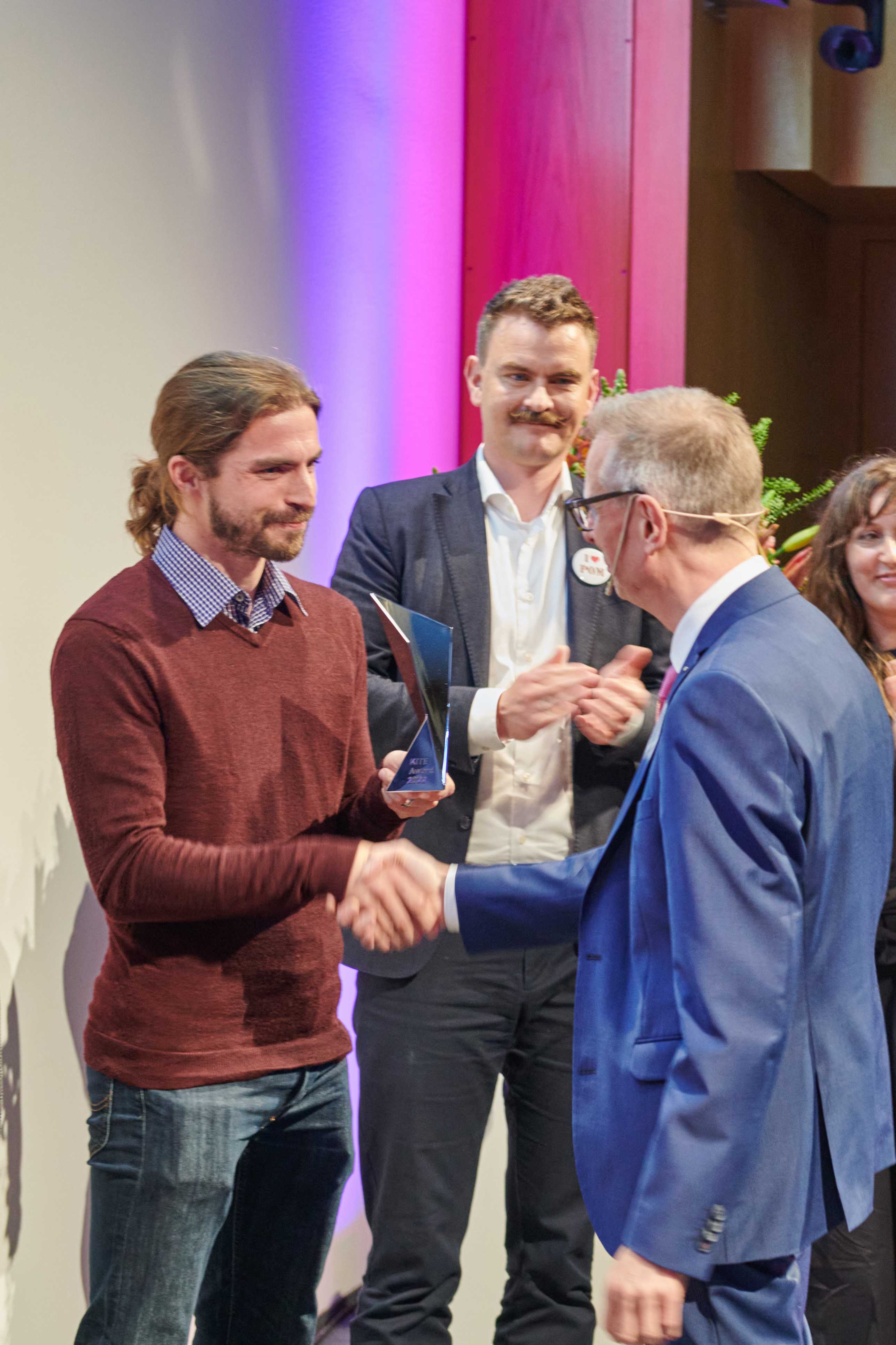 Rektor Günther Dissertori übergibt den Award an Andreas Eggenberger
